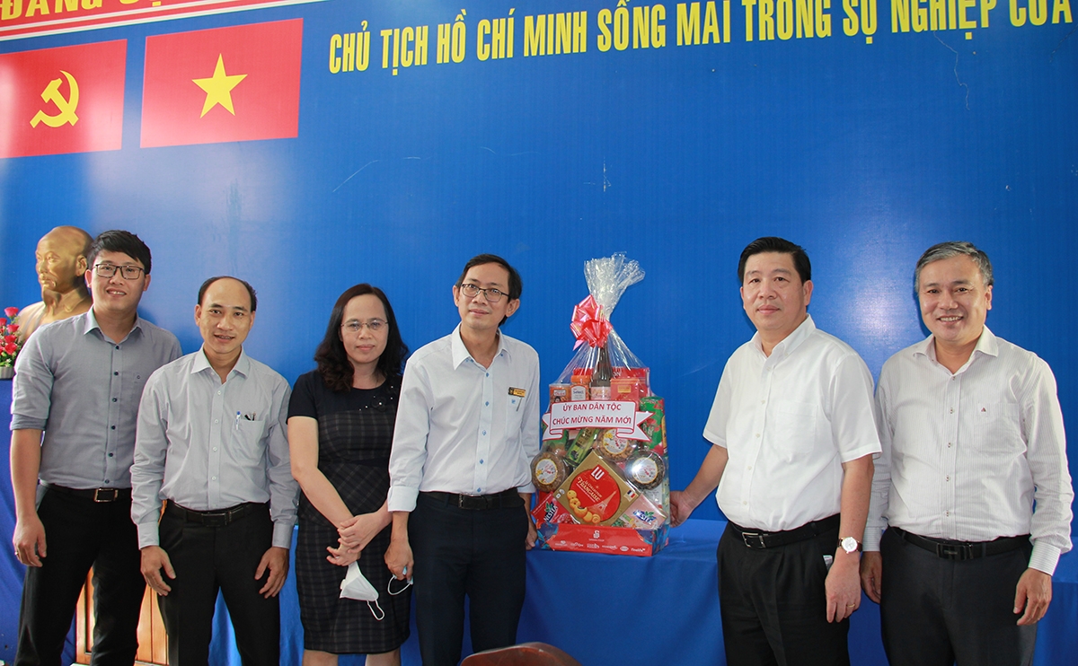 Thứ trưởng , Phó Chủ nhiệm Lê Sơn Hải thăm tặng quà lãnh đạo Trường Đại học Dự bị TP. Hồ Chí Minh