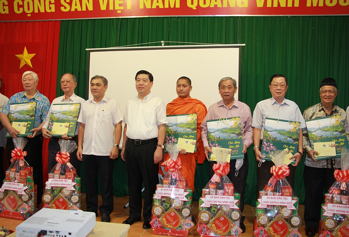 Thứ trưởng, Phó Chủ nhiệm Lê Sơn Hải tặng quà, chúc Tết Người có uy tín trên địa bàn TP. Hồ Chí Minh