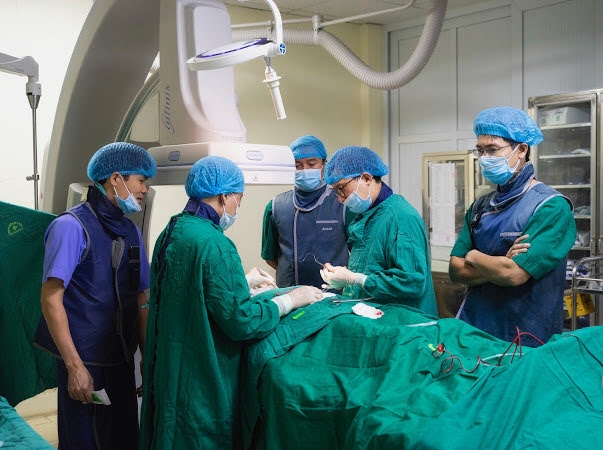 Các y bác sĩ Bệnh viện đa khoa Thanh Hóa đang thực hiện một ca mổ