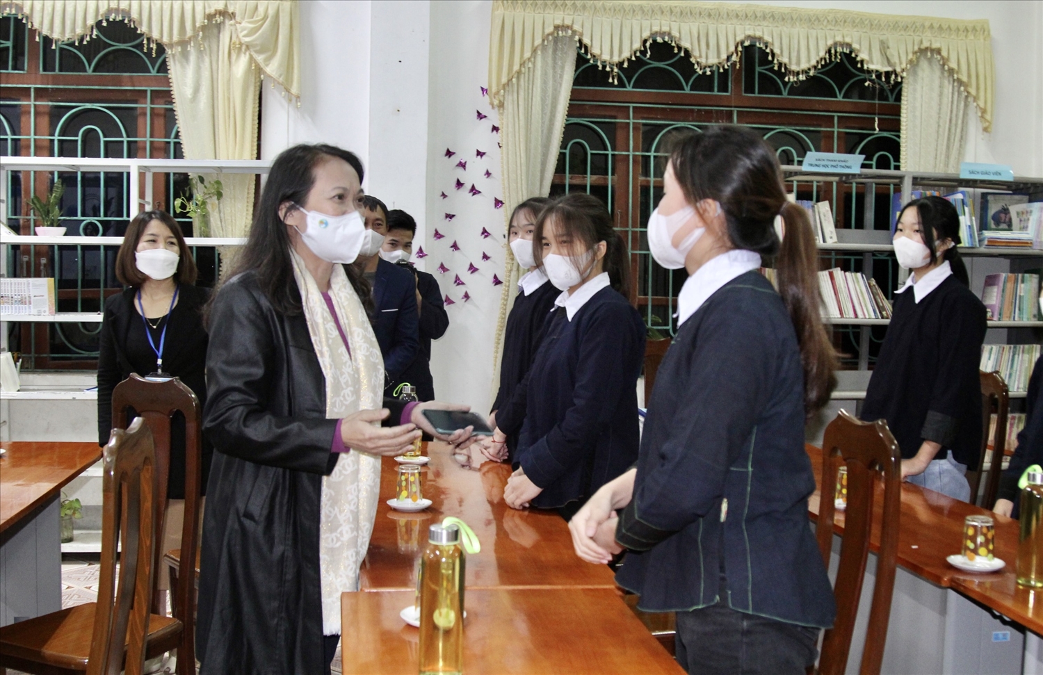 Thứ trưởng, Phó Chủ nhiệm Hoàng Thị Hạnh ân cần hỏi thăm các em học sinh Trường Phổ thông DTNT huyện Lục Ngạn