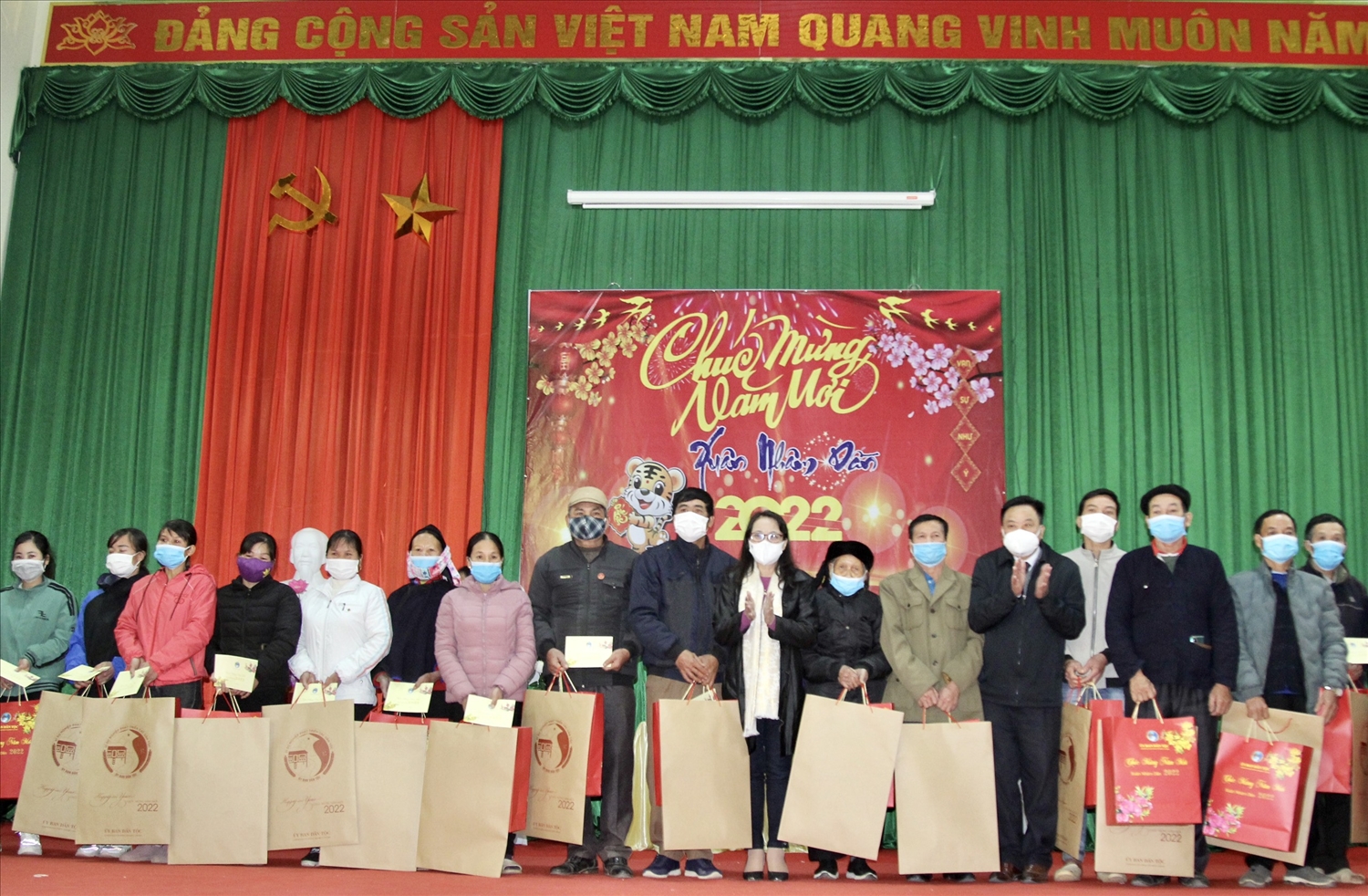 Thứ trưởng, Phó Chủ nhiệm Hoàng Thị Hạnh thăm hỏi, tặng quà Tết người dân xã Sơn Hải