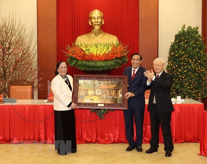 Tổng Bí thư Nguyễn Phú Trọng tặng Hội người cao tuổi Việt Nam bức tranh gốm. Ảnh: TTXVN