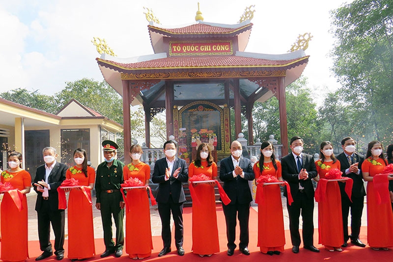 Chủ tịch nước Nguyễn Xuân Phúc dự Lễ khánh thành Nhà bia ghi danh liệt sĩ tại thôn Hương Quế Nam.