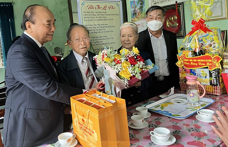 Chủ tịch nước Nguyễn Xuân Phúc đến thăm, chúc Tết ông Lê Đào, nguyên Phó Chủ tịch UBND tỉnh Quảng Nam - Đà Nẵng (cũ). 