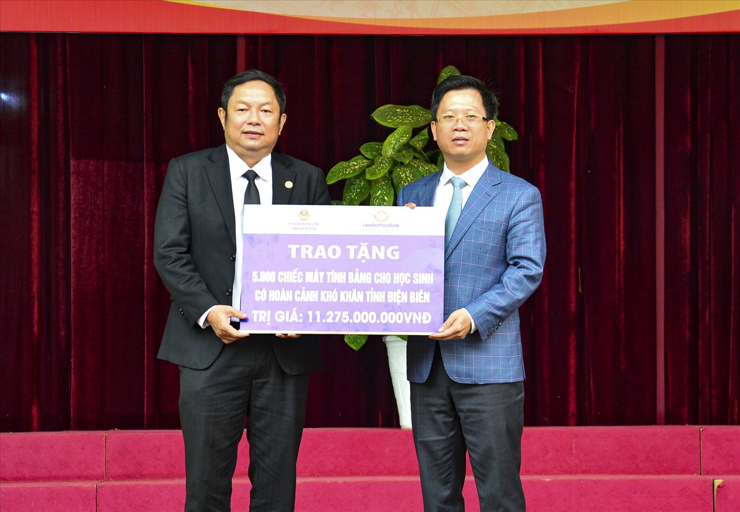 Lãnh đạo UBND tỉnh Điện Biên tiếp nhận 5.000 máy tính bảng do Ngân hàng Thương mại cổ phần Bưu điện Liên Việt trao tặng