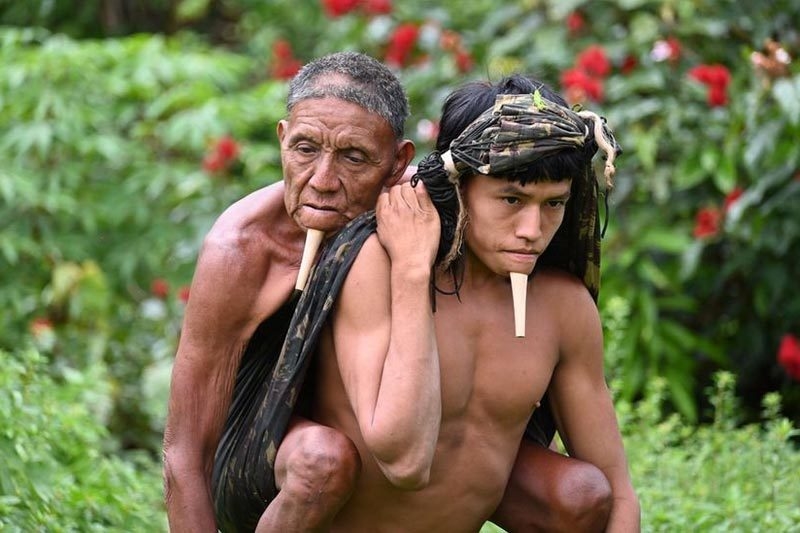 Chàng thanh niên thổ dân ở Amazon đang cõng cha đi tiêm chủng. Ảnh: BBC