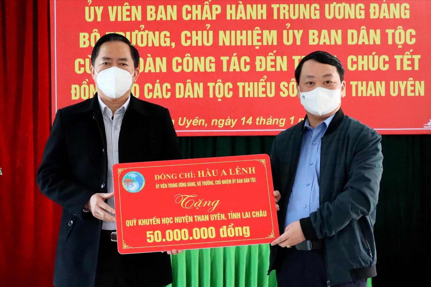 Bộ trưởng, Chủ nhiệm Uỷ ban Dân tộc Hầu A Lềnh tặng 50 triệu đồng cho Quỹ Khuyến học huyện Than Uyên, tỉnh Lai Châu