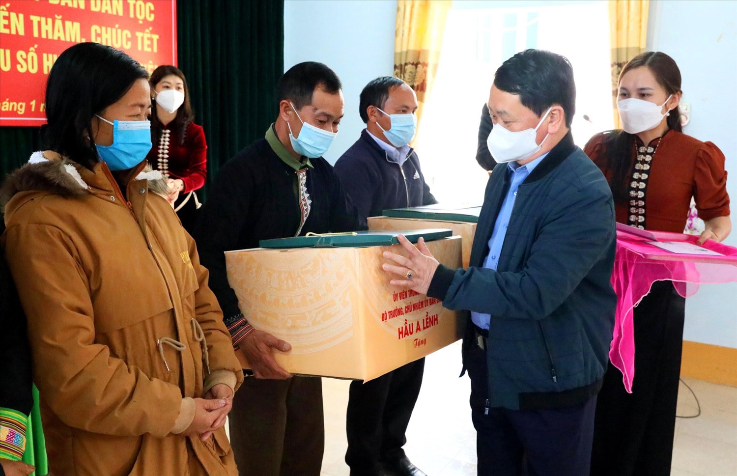 Bộ trưởng, Chủ nhiệm Uỷ ban Dân tộc Hầu A Lềnh tặng quà, chúc Tết cho tập thể UBND một số xã trên địa bàn huyện Than Uyên