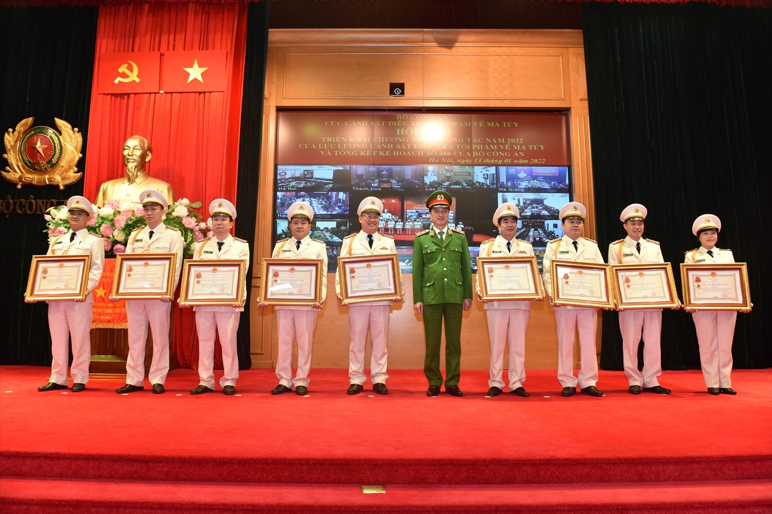 Trung tướng Nguyễn Duy Ngọc - Thứ trưởng Bộ Công an trao Huân chương Chiến công cho các cá nhân có thành tích trong đấu tranh phòng chống tội phạm ma túy