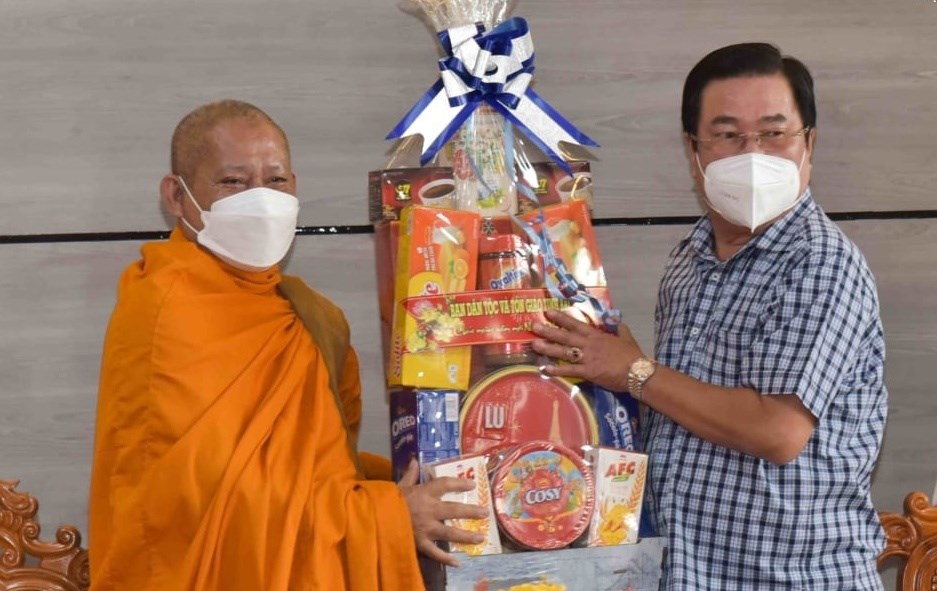 Ban Dân tộc và Tôn giáo tỉnh Bạc Liêu trao quà chúc Tết đến BTS Phật giáo tỉnh Bạc Liêu