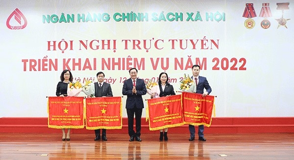 Tổng Giám đốc Dương Quyết Thắng chúc mừng các tập thể vinh dự nhận Cờ thi đua của Thủ tướng Chính phủ