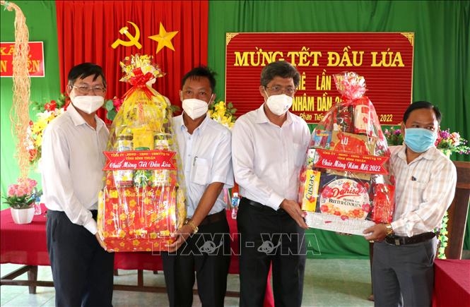 Phó Chủ tịch UBND Nguyễn Minh thăm hỏi, tặng quà cán bộ, chiến sỹ, nhân dân nhân dịp Tết đầu lúa tại xã Phan Tiến, huyện Bắc Bình