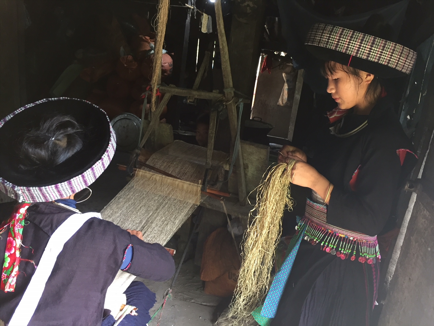 Dệt vải là thước đo sự khéo léo của phụ nữ Mông xanh