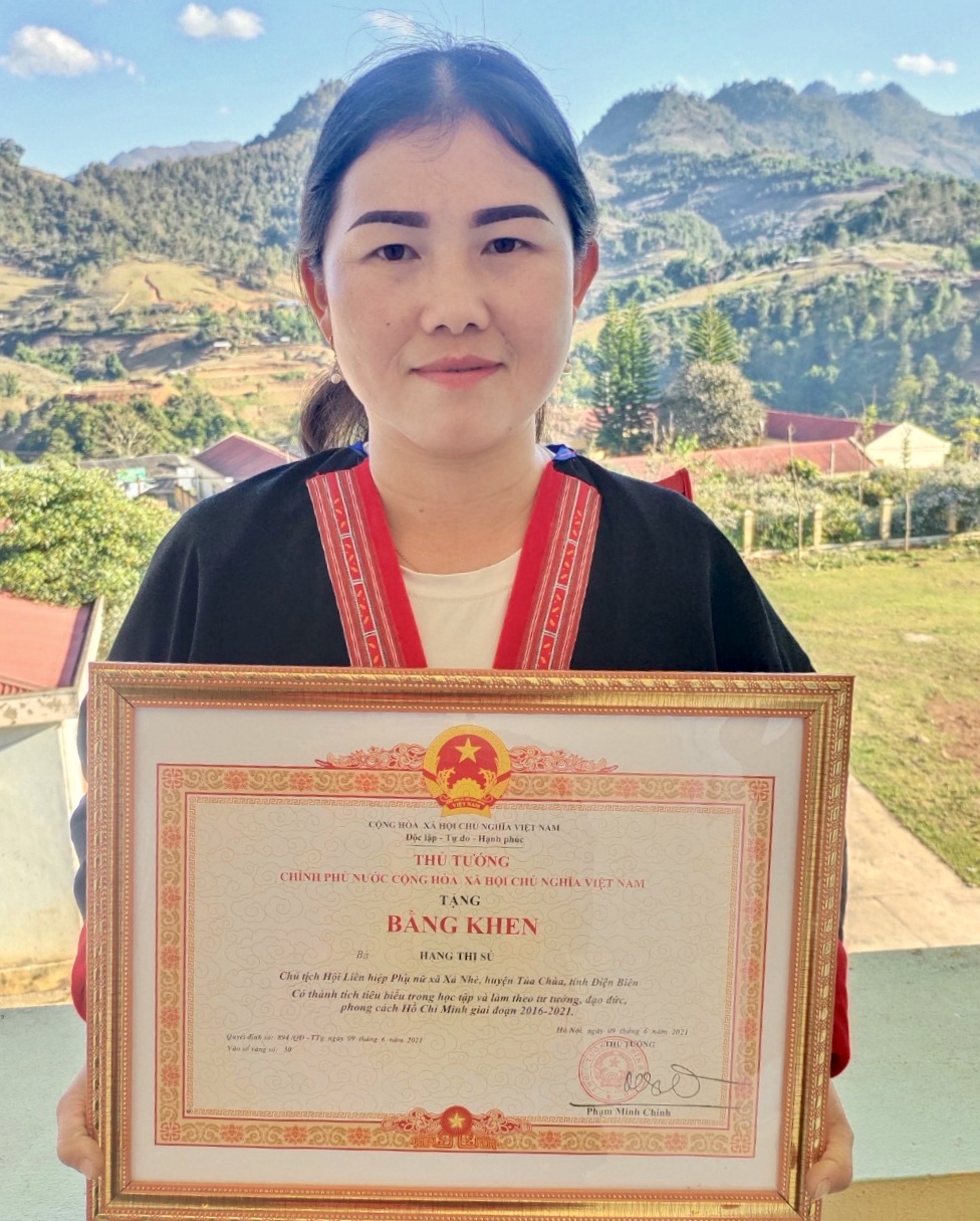Chủ tịch Hội phụ nữ xã Hạng Thị Sú, vinh dự được Thủ tướng Chính phủ tặng Bằng khen trong học tập và làm theo lời Bác