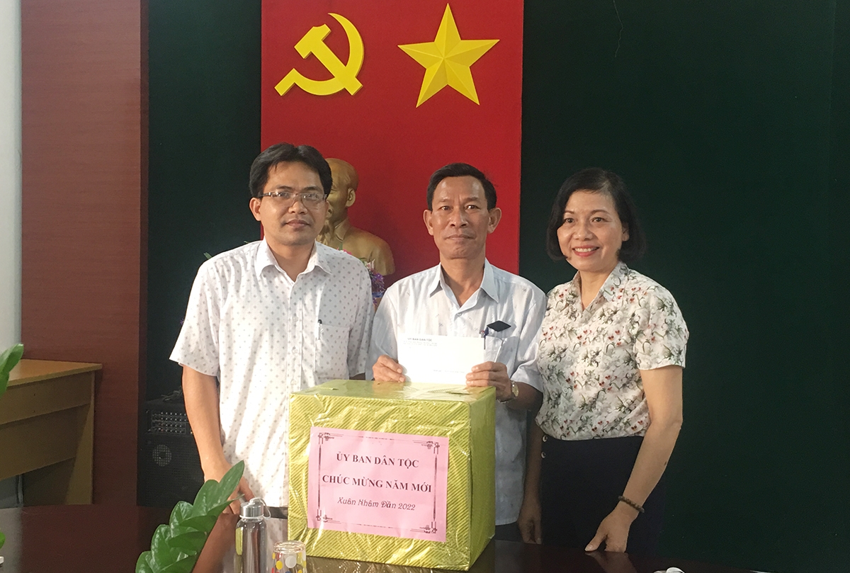 Bà Phạm Thị Phước An tặng quà cho Ban Dân tộc tỉnh Gia Lai