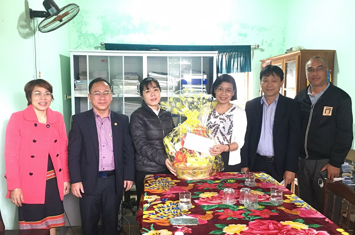 Bà Phạm Thị Phước An - Vụ phó Vụ Địa phương II tặng quà cho Trường PTDT nội trú huyện Phước Sơn (Quảng Nam)