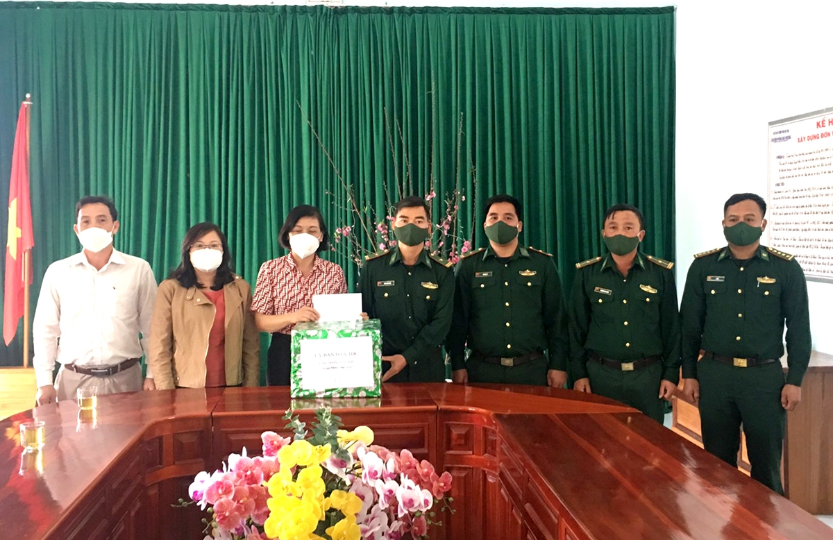  Đoàn công tác thăm và tặng quà tại Đồn Biên phòng Đăk Nhoong, huyện Đăk Glei (Kon Tum)