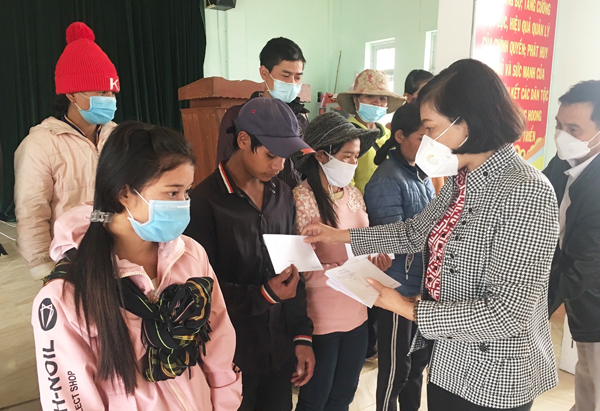 Bà Phạm Thị Phước An - Vụ phó Vụ Địa phương II thăm và tặng quà tại xã Mường Hoong, huyện Đăk Glei (Kon Tum)