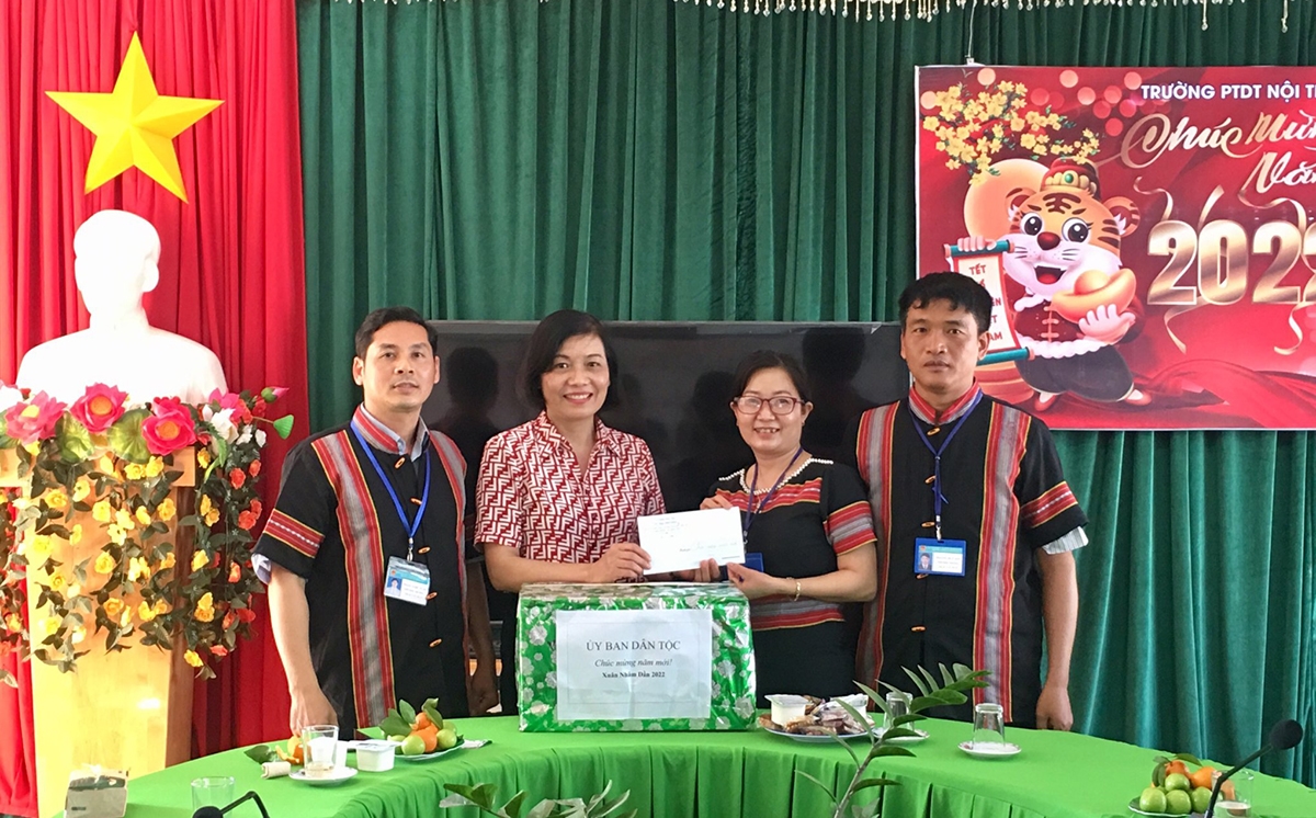 Bà Phạm Thị Phước An - Vụ phó Vụ Địa phương II (thứ hai từ trái qua) thăm và tặng quà tại Trường PTDT nội trú huyện Đăk Glei (Kon Tum)
