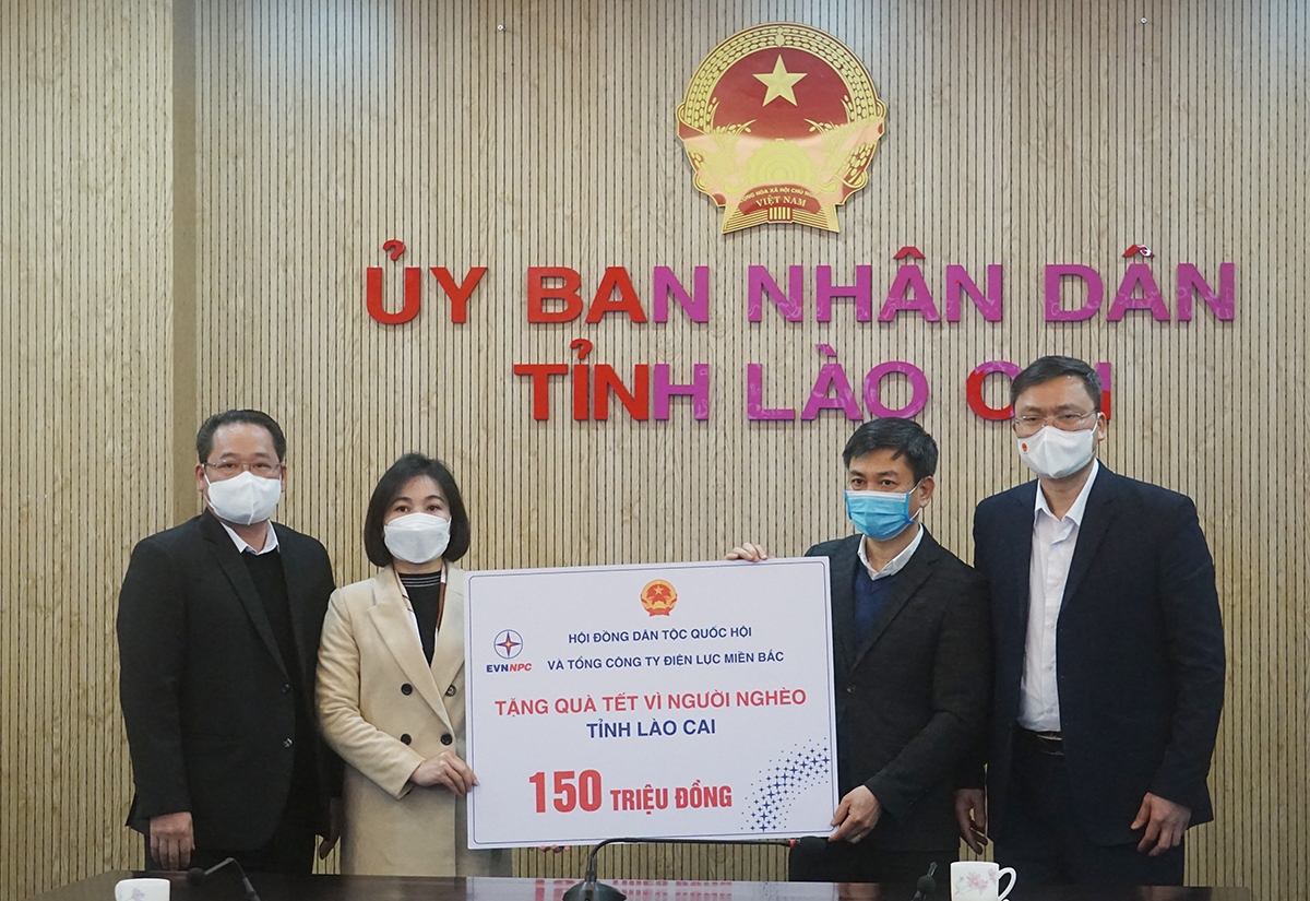 Tổng Công ty Điện lực miền Bắc trao tặng 300 xuất quà Tết cho tỉnh Lào Cai