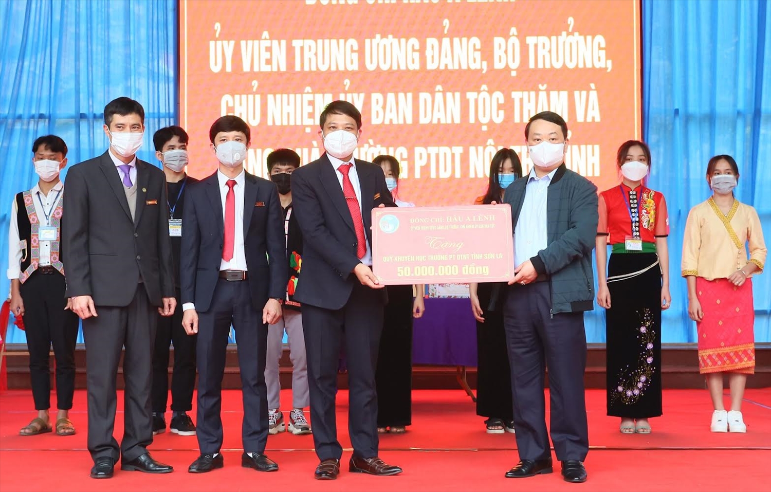 Bộ trưởng, Chủ nhiệm Uỷ ban Dân tộc Hầu A Lềnh tặng 50 triệu đồng cho Quỹ Khuyến học Trường PTDTNT tỉnh Sơn La