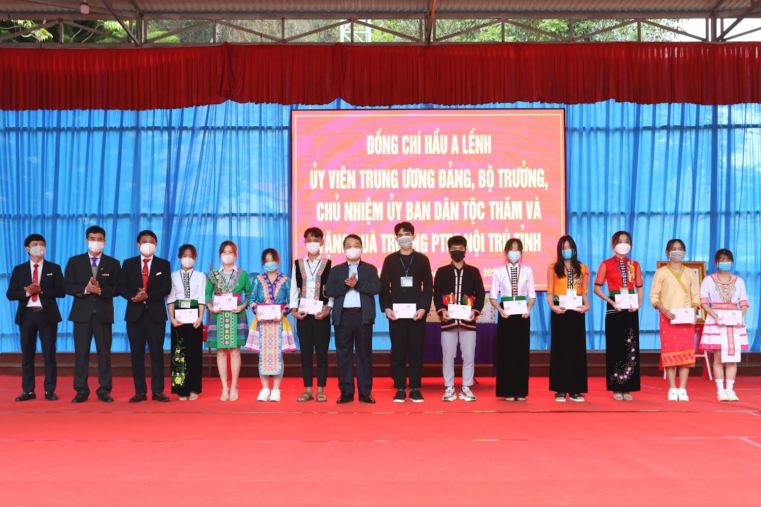 Bộ trưởng, Chủ nhiệm Uỷ ban Dân tộc Hầu A Lềnh tặng quà cho các em học sinh tiêu biểu, xuất sắc của Trường PTDTNT tỉnh Sơn La