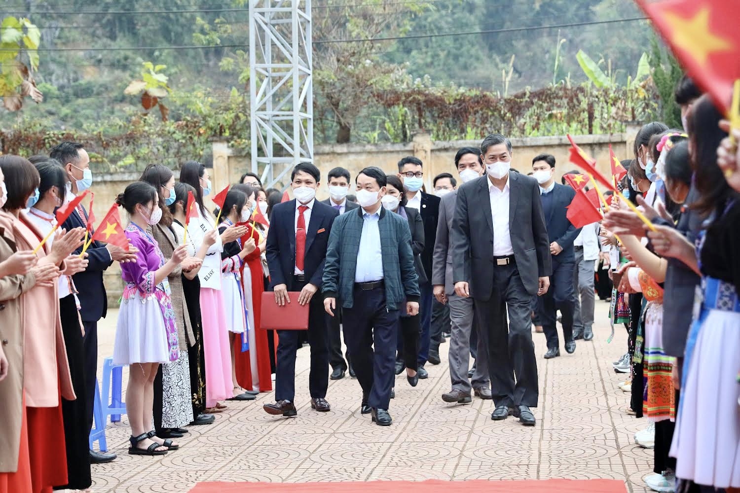 Bộ trưởng, Chủ nhiệm Uỷ ban Dân tộc Hầu A Lềnh và lãnh đạo tỉnh Sơn La thăm, chúc Tết trường PTDTNT tỉnh Sơn La