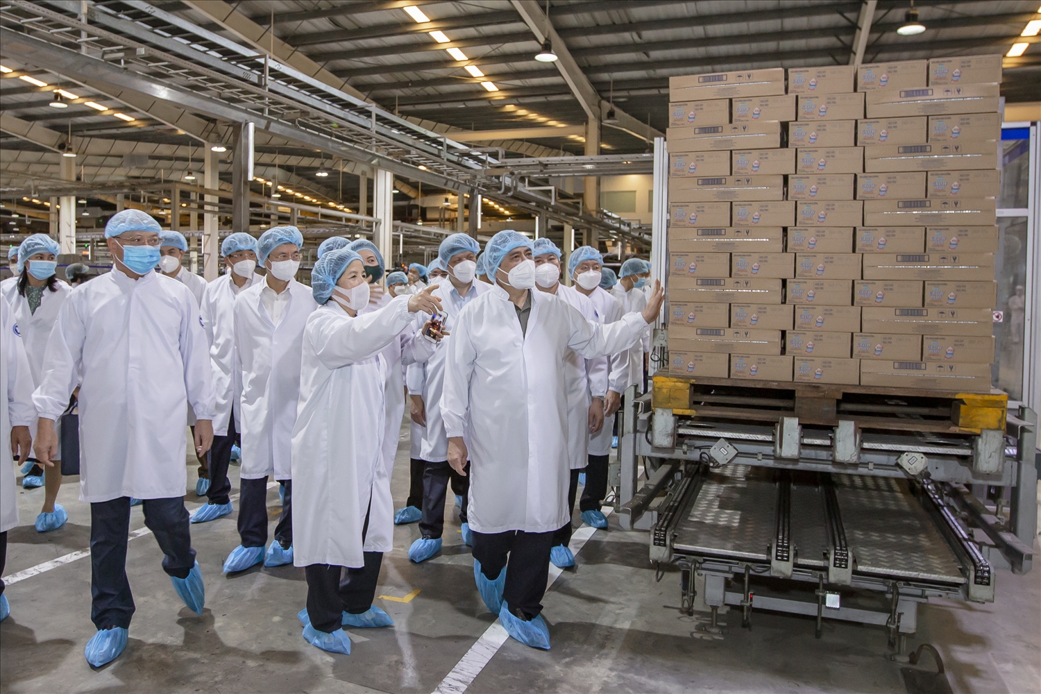 Thủ tướng Chính phủ đánh giá cao việc thực hiện “mục tiêu kép” của Vinamilk trong chuyến làm việc tại Nhà máy sữa Việt Nam (Bình Dương)