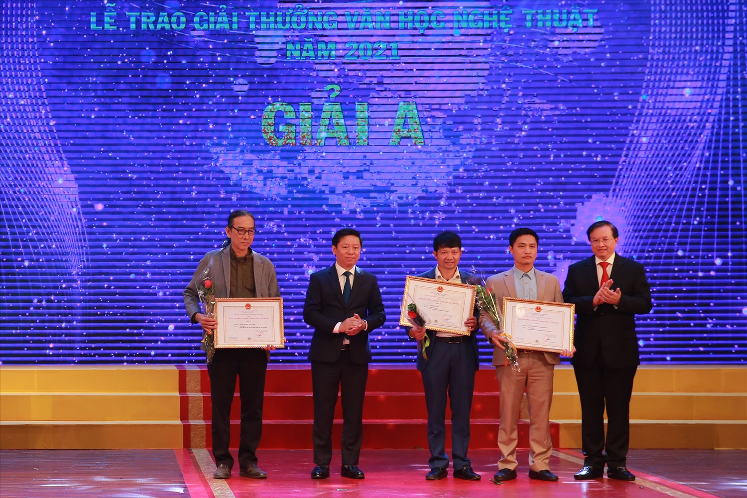 Lãnh đạo Ban Tuyên giáo Trung ương và Bộ VHTT&DL trao tặng cho nhóm tác giả đạt Giải A. Ảnh: VGP/Đình Nam