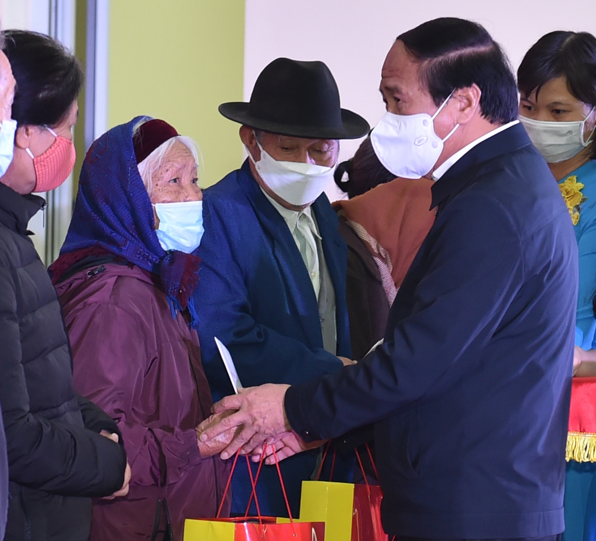 Phó Thủ tướng Lê Văn Thành tặng quà cho các hộ nghèo. Ảnh VGP/Đức Tuân