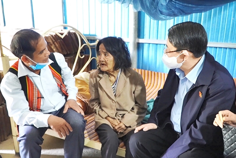 Phó Chủ tịch Quốc hội Nguyễn Đức Hải đến thăm và tặng quà người dân xã Trà Văn A (xã Phước Kim)