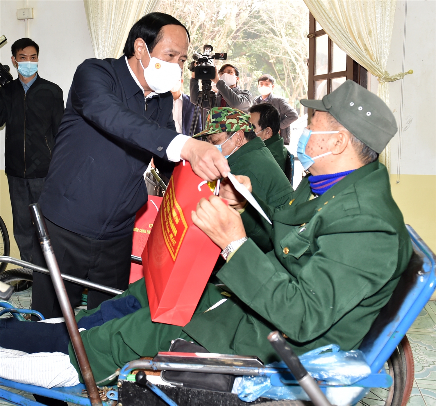 Phó Thủ tướng Lê Văn Thành thăm hỏi, chúc Tết các thương binh tại Trung tâm Điều dưỡng thương binh Duy Tiên. Ảnh VGP/Đức Tuân