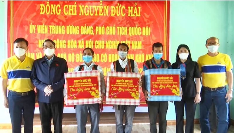 Phó Chủ tịch Quốc hội Nguyễn Đức Hải trao quà tặng cho các thôn của xã Phước Kim