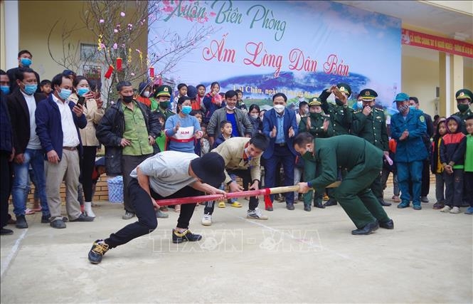 BĐBP cùng với bà con nhân dân xã Huổi Luông, huyện Phong Thổ chơi trò chơi đẩy gậy trong chương trình “Xuân Biên phòng ấm lòng dân bản”. 