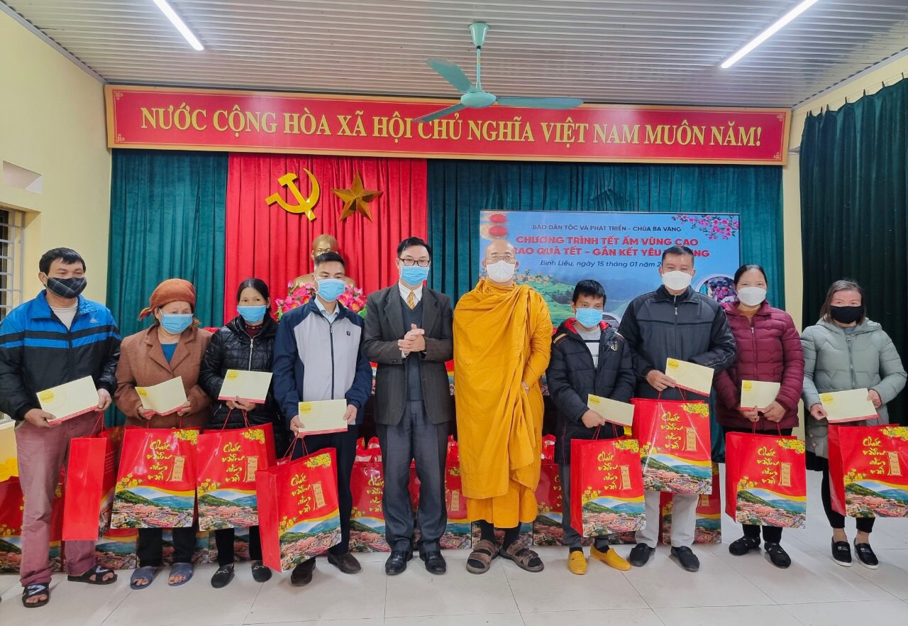 Ban Tổ chức Chương trình tặng quà Tết cho các hộ gia đình khó khăn ở thị trấn Bình Liêu, huyện Bình Liêu