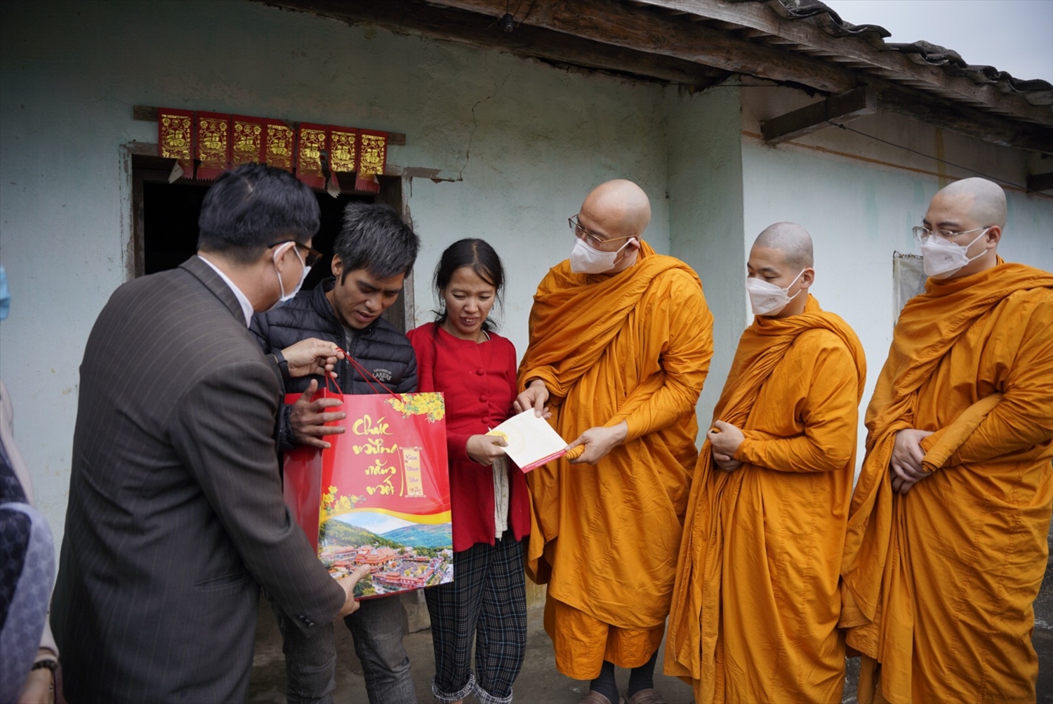 Báo Dân tộc và Phát triển phối hợp với chùa Ba Vàng tổ chức Chương trình "Trao quà Tết gắn kết yêu thương" 6