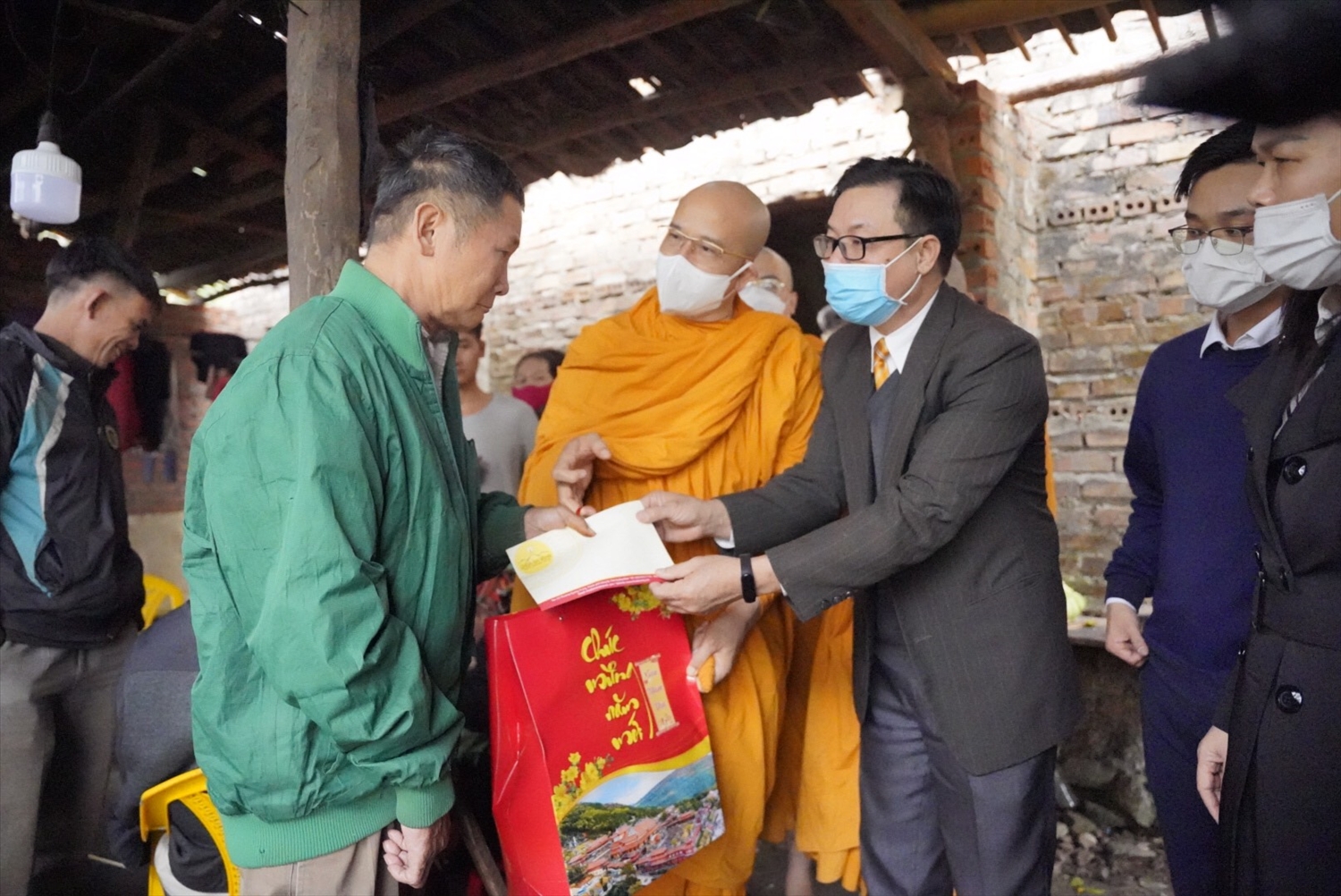 Báo Dân tộc và Phát triển phối hợp với chùa Ba Vàng tổ chức Chương trình "Trao quà Tết gắn kết yêu thương" 7