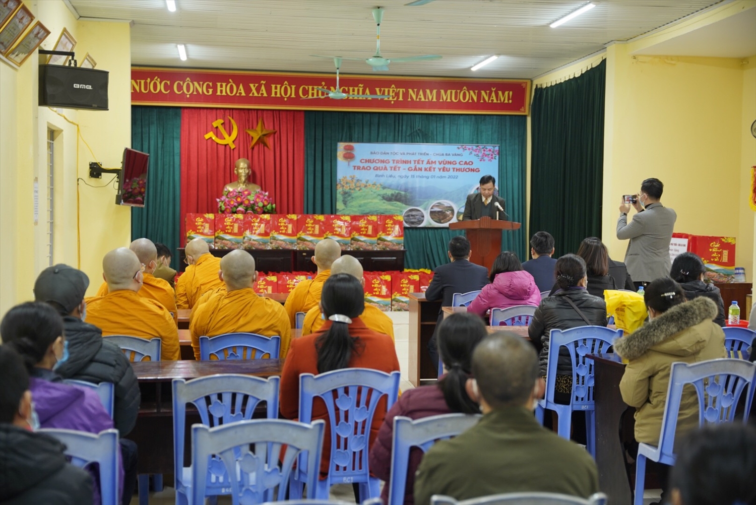 Báo Dân tộc và Phát triển phối hợp với chùa Ba Vàng tổ chức Chương trình "Trao quà Tết gắn kết yêu thương" 8
