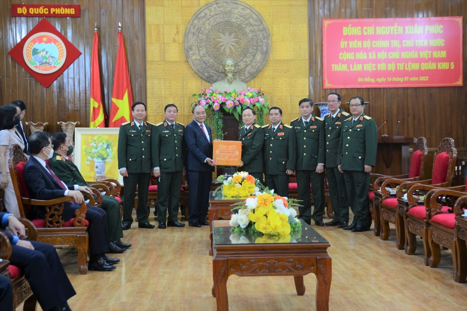 Chủ tịch nước Nguyễn Xuân Phúc tặng quà Bộ Tư lệnh Quân khu 5