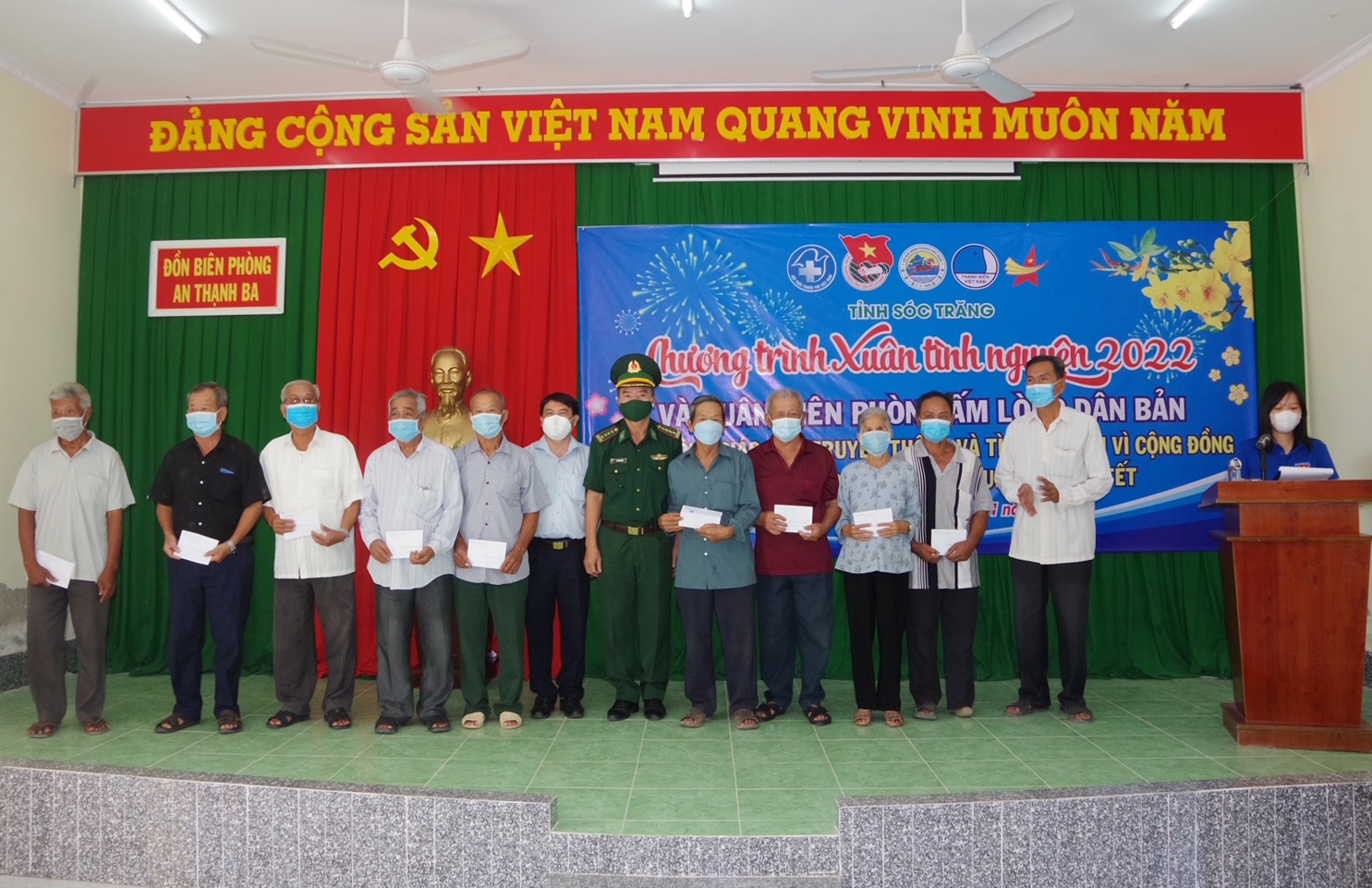 Lãnh đạo BĐBP tỉnh và huyện uỷ Cù Lao Dung tặng quà cho các gia đình chính sách, người nghèo có hoàn cảnh khó khăn