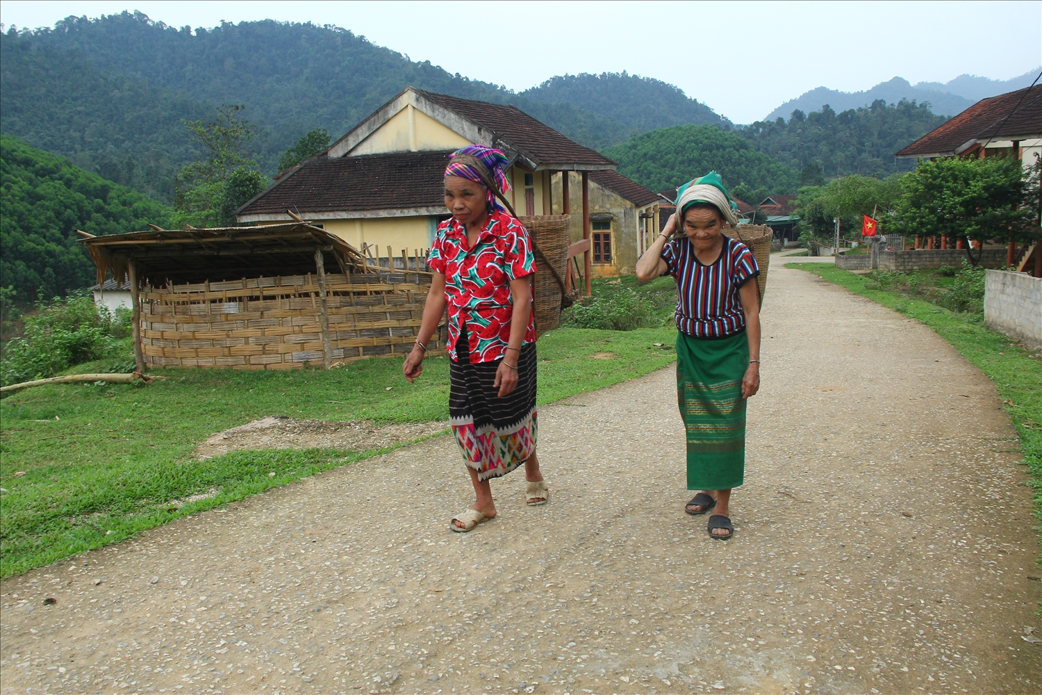 Đã di dời đến nơi ở mới 10 năm nay, nhưng người dân bản Huồi Muồng, xã Tiền Phong vẫn chưa được bồi thường đất