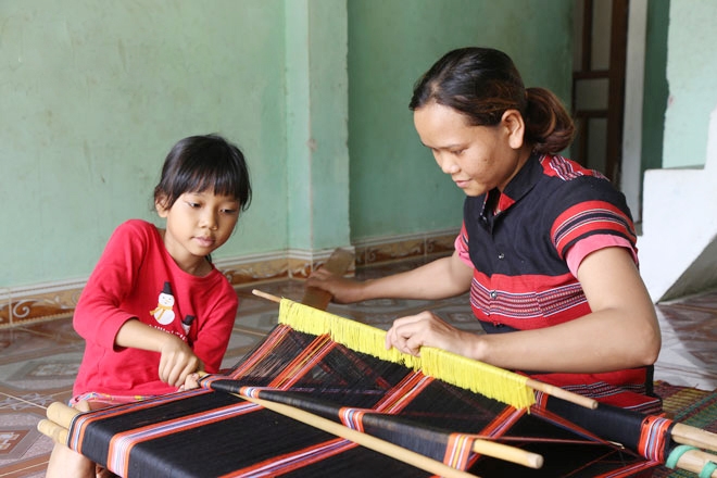 Ngày nay, phụ nữ ở Hòa Bắc không chỉ khôi phục nghề dệt truyền thống mà còn đưa thổ cẩm dân tộc mình thành thương phẩm độc đáo trên thị trường.