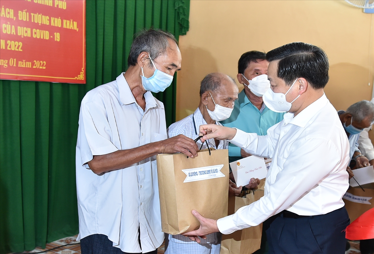 Phó Thủ tướng Lê Minh Khái chúc Tết, tặng quà các gia đình chính sách, hộ nghèo, công nhân lao động nghèo có hoàn cảnh khó khăn, gia đình bị ảnh hưởng nặng bởi dịch COVID-19 tại tỉnh Bạc Liêu. Ảnh VGP/Trần Mạnh