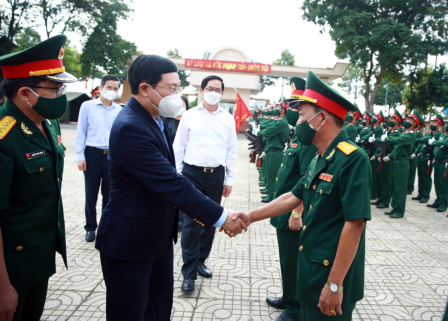 Phó Thủ tướng Thường trực Phạm Bình Minh thăm, chúc Tết cán bộ, chiến sĩ Bộ Chỉ huy quân sự tỉnh Bà Rịa-Vũng Tàu. Ảnh: VGP/Hải Minh