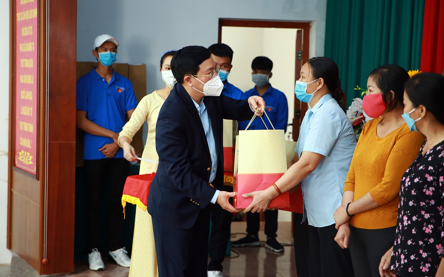 Phó Thủ tướng Thường trực Phạm Bình Minh tặng quà cho các gia đình chính sách, người có công, gia đình bị ảnh hưởng nặng bởi dịch COVID-19, và công nhân lao động có hoàn cảnh khó khăn tại thị xã Phú Mỹ. Ảnh: VGP/Hải Minh