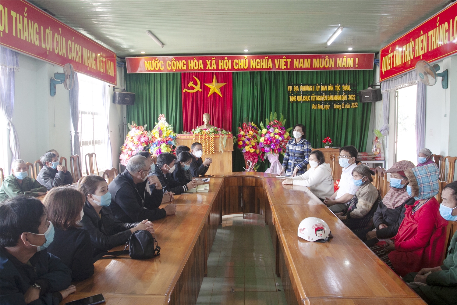 Bà Phạm Thị Phước An - Phó Vụ trưởng Vụ Địa phương II phát biểu tại buổi gặp mặt tặng quà ở xã Đăk Rong