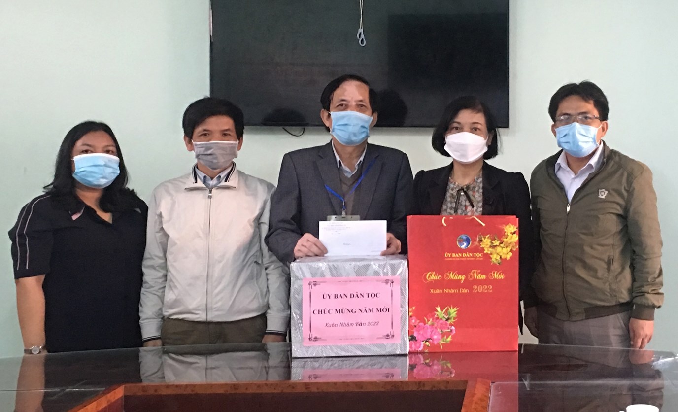 Tặng quà tết cho Trường THPT Dân tộc nội trú Đông Gia Lai