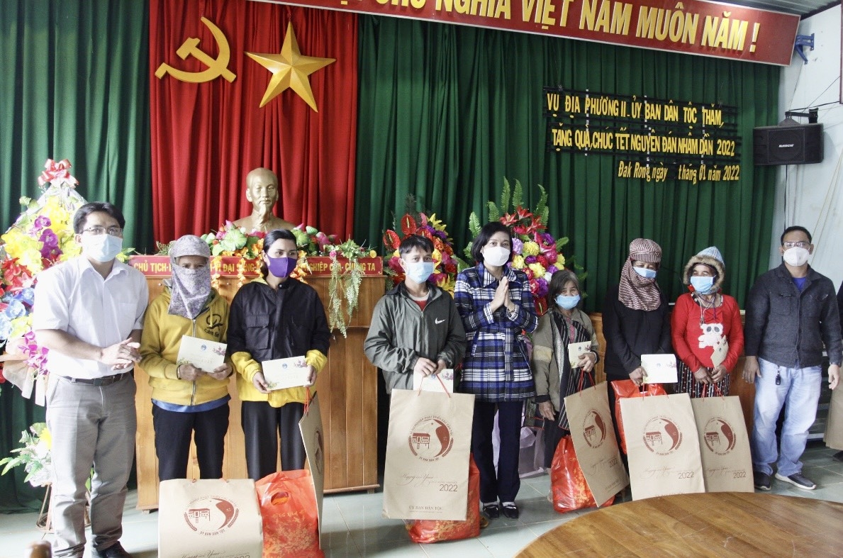 Bà Phạm Thị Phước An - Phó Vụ trưởng Vụ Địa phương II tặng quà Tết cho Nhân dân xã Đăk Rong