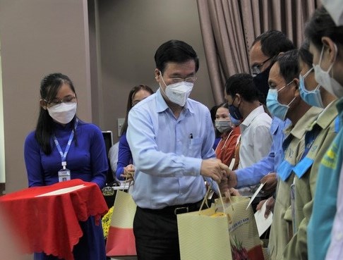 Đồng chí Võ Văn Thưởng tặng quà Tết cho công nhân có hoàn cảnh khó khăn tại Khu công nghiệp VSIP Quảng Ngãi