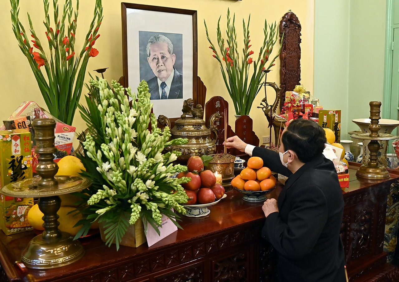 Phó Chủ tịch Thường trực Quốc hội Trần Thanh Mẫn thắp hương tưởng niệm Tổng Bí thư Lê Duẩn tại nhà riêng